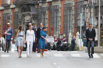La infanta Sofía, la princesa de Asturias, la reina Letizia y el presidente del Gobierno, Pedro Sánchez, se dirigen al interior del Congreso tras escuchar el himno nacional. 
