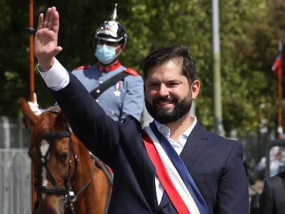 Gabriel Boric saluda a bordo del vehículo presidencial Ford Galaxie tras su investidura en Valparaíso.