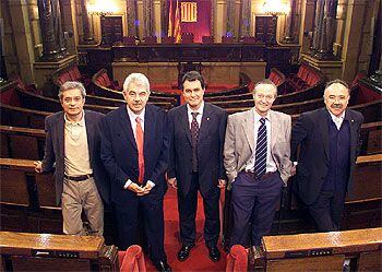 Siguiendo la tradición, EL PAÍS reunió en la tarde de ayer en el hemiciclo del Parlamento de Cataluña a los cinco líderes de los partidos que aspiran a presidir la Generalitat durante los próximos cuatro años. De izquierda a derecha, Joan Saura (Iniciativa), Pasqual Maragall (PSC), Artur Mas (CiU), Josep Piqué (PP) y Josep Lluís Carod Rovira (Esquerra). Pese a la tensión de la campaña, mantuvieron un clima cordial.