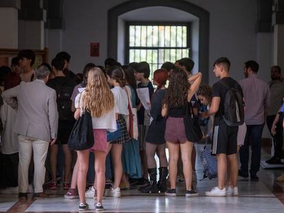 Un grupo de alumnos antes de examinarse de la Selectividad en Sevilla en junio.