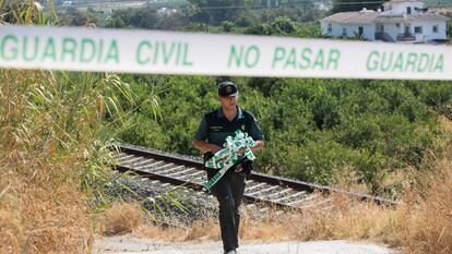 Un guardia civil en las inmediaciones de la zona de la vía del tren donde había aparecido el cuerpo sin vida de la niña, Lucía Vivar, en julio de 2017.