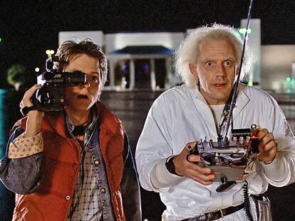 Michael J. Fox y Christopher Lloyd en una imagen de 'Regreso al futuro'. Ellos sí que apostaron por el progreso, aunque tuviese sus zonas oscuras.