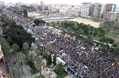 La manifestación de apoyo al Plan Hidrológico Nacional recorre el paseo de la Alameda.