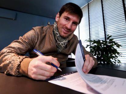 Messi, el 7 de febrero de 2013, cuando firm&oacute; la &uacute;ltima renovaci&oacute;n de su contrato.  