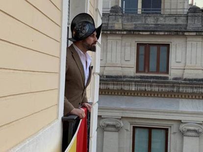 Santiago Abascal, presidente de Vox, con un morrión, casco militar del siglo XVI que usaban los ejércitos españoles.