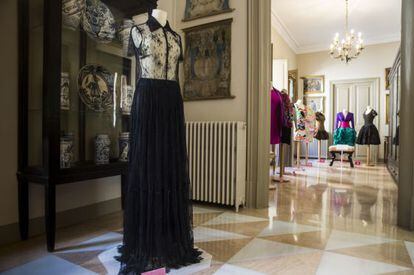 Una sala de la casa Rocamora con vestidos de la colección Antoni de Montpalau.