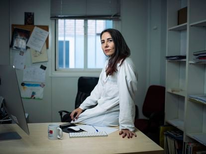 La doctora Susana Carmona, en su despacho en el hospital Gregorio Marañón de Madrid.