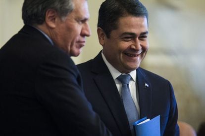 El secretario general de la (OEA), Luis Almagro (i), y el presidente de Honduras, Juan Orlando Hernández (d)