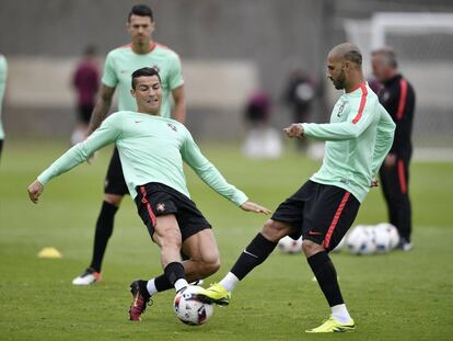 Cristiano y Quaresma en un entrenamiento con Portugal.