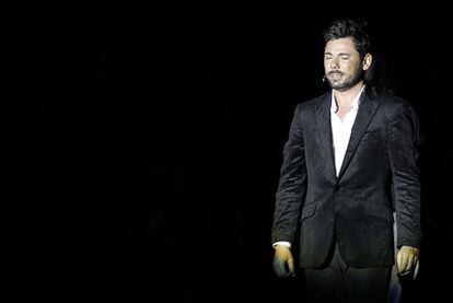 El cantaor Miguel Poveda, en la inauguración de la Bienal de Flamenco de Sevilla, la noche del pasado miércoles.