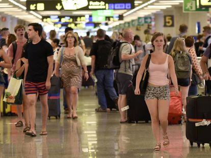 Turistas recién aterrizados en el aeropuerto de Palma de Mallorca.