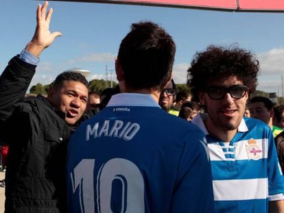 Donato con los jugadores del Dépor minutos antes de su debut.