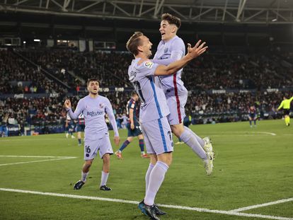 De Jong y Gavi celebran el gol de la victoria, este domingo en el Ciutat de València.