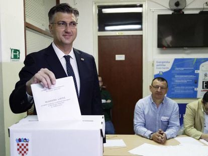 El primer ministro de Croacia, Andrej Plenkovic, deposita su voto para las elecciones europeas, el pasado domingo en Zagreb.