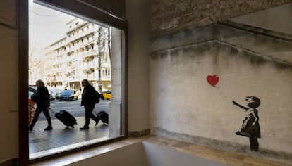 'Niña con globo', una de las obras más icónicas de Banksy que hizo en 2002 en Londres, cuya copia puede verse en Barcelona.