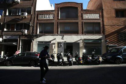 Fachada del edificio de la calle Pedro Heredia 6, en Madrid, una antigua fábrica convertida en bloque de 'lofts'.