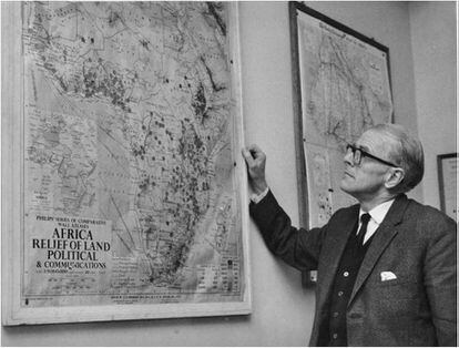 El cirujano Denis Burkitt contempla un mapa de África, hacia 1968.