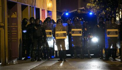 Els Mossos durant els disturbis d'ahir a la nit.