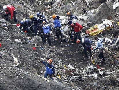 Los equipos de rescate recogen los restos del siniestro de Germanwings en los Alpes, el 26 de marzo. 