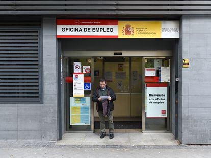 un hombre en la puerta de una oficina del paro en Madrid, el 3 de noviembre.