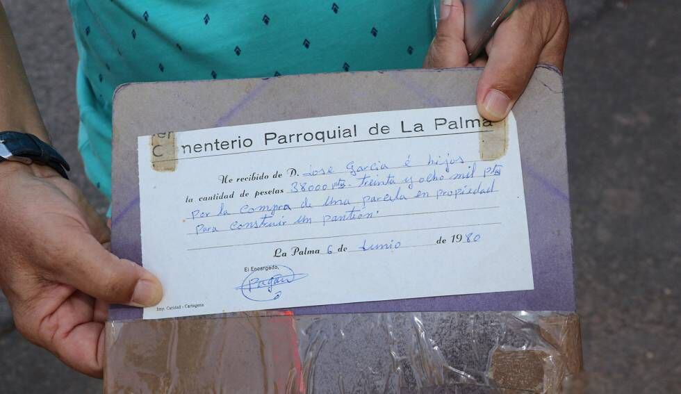 Título de propiedad de 1980 de una parcela en el cementerio parroquial de La Palma, cerca de Cartagena (Murcia).