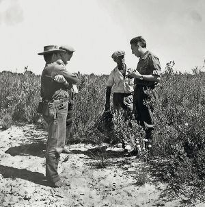El entonces joven guarda José Boixo (a la izquierda), junto al fundador de la reserva biológica de Doñana, José Antonio Valverde (a la derecha).