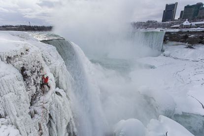 Una imagen inédita en el Niágara: el alpinista canadiense Will Gadd escaló con crampones y piolets la sección helada de las cataratas. Es la primera vez que una persona sube por su (congelada) cortina de agua.