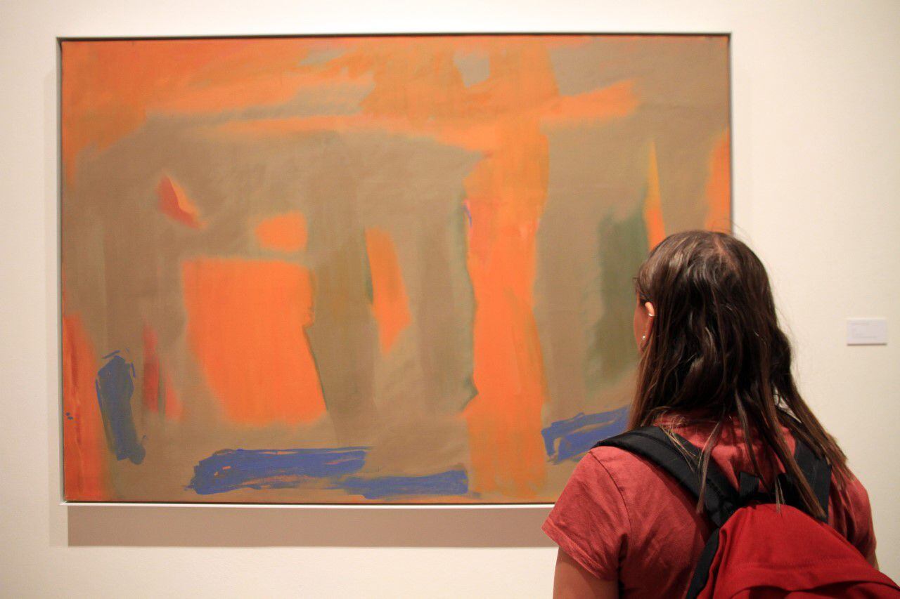 Una visitante contempla uno de los cuadros de Esteban Vicente en la exposición.