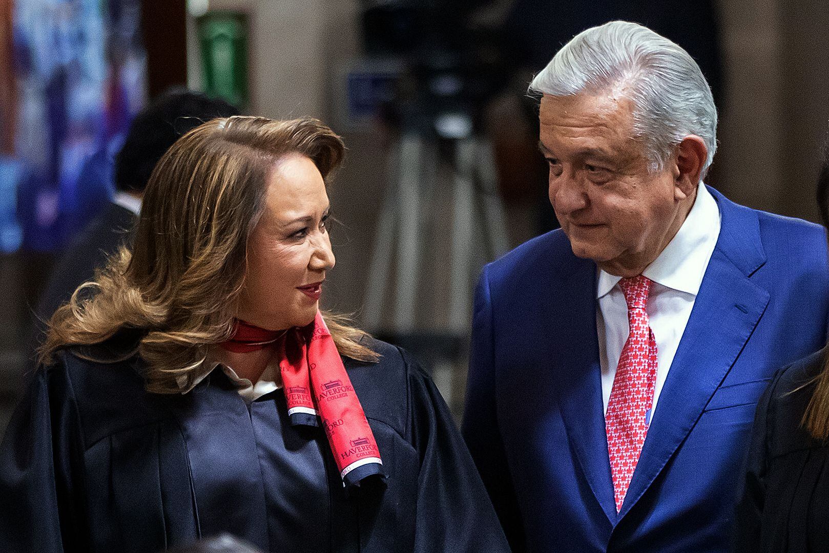 La ministra Yasmín Esquivel y el presidente López Obrador, a su salida de un acto protocolario en la Suprema Corte, el pasado 15 de diciembre.