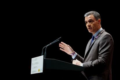 MADRID, 06/03/2023.- El presidente del Gobierno, Pedro Sánchez, da un discurso durante su participación en la clausura del acto de la presentación del estudio El coste de la pobreza infantil en España, este lunes en Madrid. EFE/ Javier Lizón