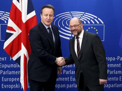 David Cameron (izquierda) y Martin Schulz este martes en el Parlamento Europeo en Bruselas. 