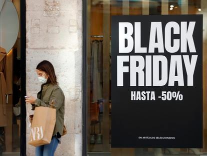 Un escaparate muestra un anuncio con los descuentos para la semana del Black Friday
