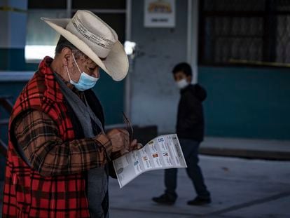 Pobladores del Municipio de Huasca de Ocampo, del Estado de Hidalgo, acuden a emitir su voto.