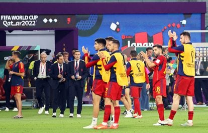 Los jugadores españoles aplauden tras finalizar el partido ante Japón.