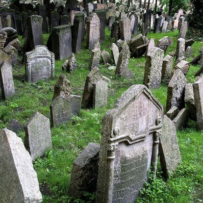Cementerio judío de Praga, uno de los escenarios de la novela de Umberto Eco.