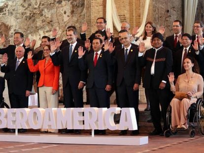 Participantes posan para las fotos oficiales de la sesión plenaria de jefes de estado en la XXVI Cumbre Iberoamericana, hoy, en Antigua, Guatemala. 