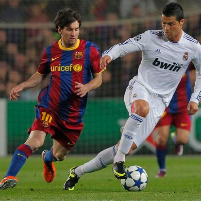 Cristiano y Messi pugnan por la pelota. En los últimos tres clásicos han marcado dos y tres goles respectivamente.