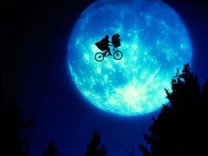 Una de las más icónicas imágenes de 'E. T.' (Steven Spielberg, 1982).