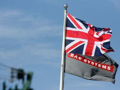 La bandera brit&aacute;nica y el logo de BAE Systems en la sede de East Yorkshire.