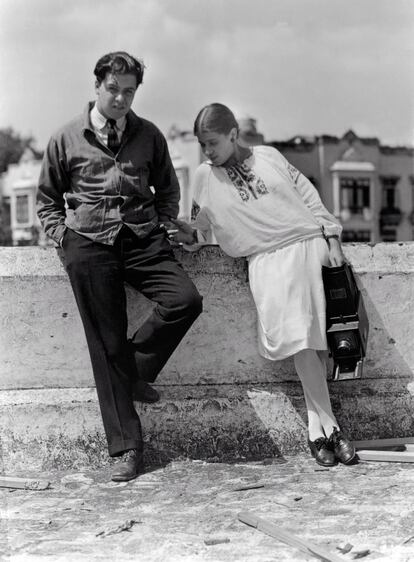 Tina Modotti y el artista Miguel Covarrubias, fotografiaados por Edward Weston en 1925, en Ciudad de México.