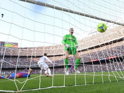 El portero del Barcelona Ter Stegen observa cómo el balón, chutado por Lucas Vázquez, entra en la portería.