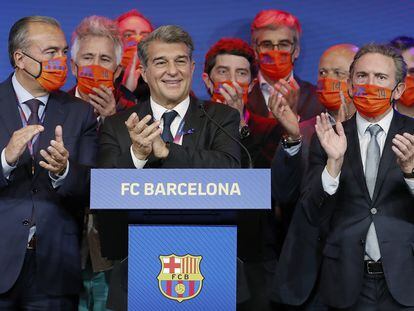 Joan Laporta (centro) celebra el pasado domingo su victoria en las elecciones a la presidencia del Barça.