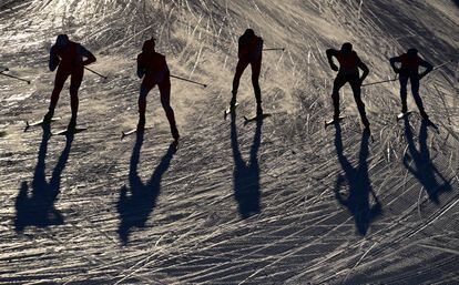 Varios participantes compiten en la prueba femenina de sprint por equipos de los Juegos Olímpicos de Invierno de Pekín 2022, en el centro nacional de esquí de fondo de Zhangjiakou (China).
