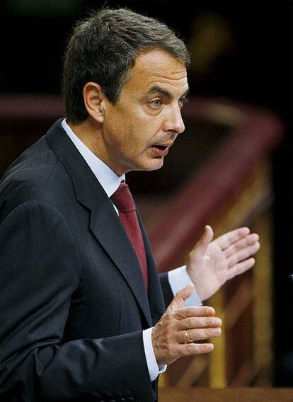 José Luis Rodríguez Zapatero, durante su comparecencia en el Congreso para informar de las medidas que tomará el Ejecutivo para acelerar la reducción del déficit.