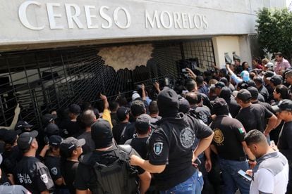 Custodios de un Cereso en Xochitepec (Morelos) se niegan a cumplir su turno por malas condiciones laborales, en octubre de 2019.