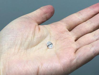 Los secretos del manto terrestre se concentran en un diamante de 1,5 centímetros y 3.800 millones de años, en la palma de la mano de la investigadora Tingting Gu.