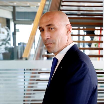 ESPAÑA FÚTBOL ESPAÑA:GRAF4251. MADRID, 05/07/2018.- El presidente de la Real Federación Española de Fútbol (RFEF), Luis Rubiales, a su llegada al encuentro que ha mantenido con representantes del FC Barcelona y el Sevilla FC para establecer el calendario de la Supercopa, hoy en la Ciudad del Fútbol de Las Rozas (Madrid). EFE/ Juan Carlos Hidalgo