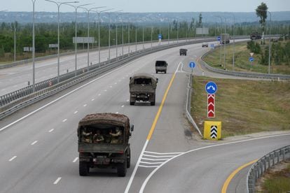 Columna militar del grupo mercenario Wagner circula por la autopista M-4, cerca de Voronezh, en su camino hacia Moscú.