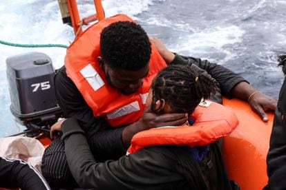 Una pareja de migrantes que iba en un precario bote de goma es rescatada por la tripulación del barco humanitario Sea Watch.