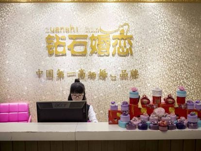 Recepción de una de las florecientes empresas chinas que ayudan a buscar marido a las mujeres solteras.